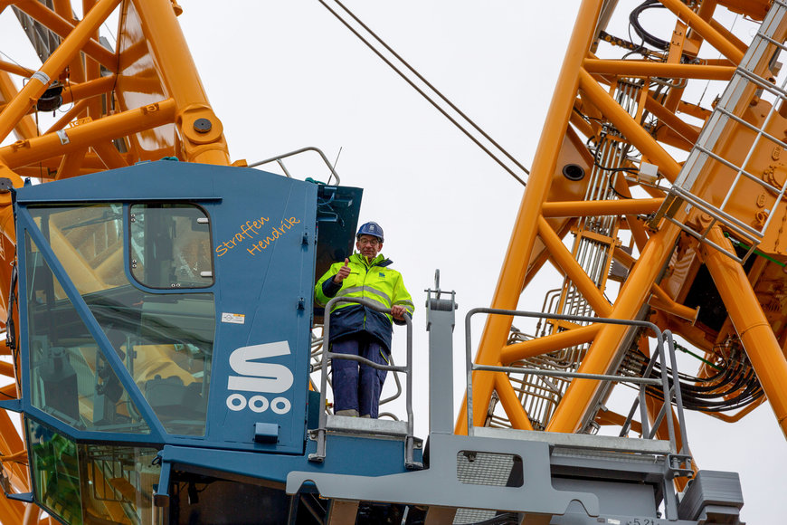Premiere im Rostocker Hafen: Sarens übernimmt ersten Liebherr Raupenkran LR 12500-1.0